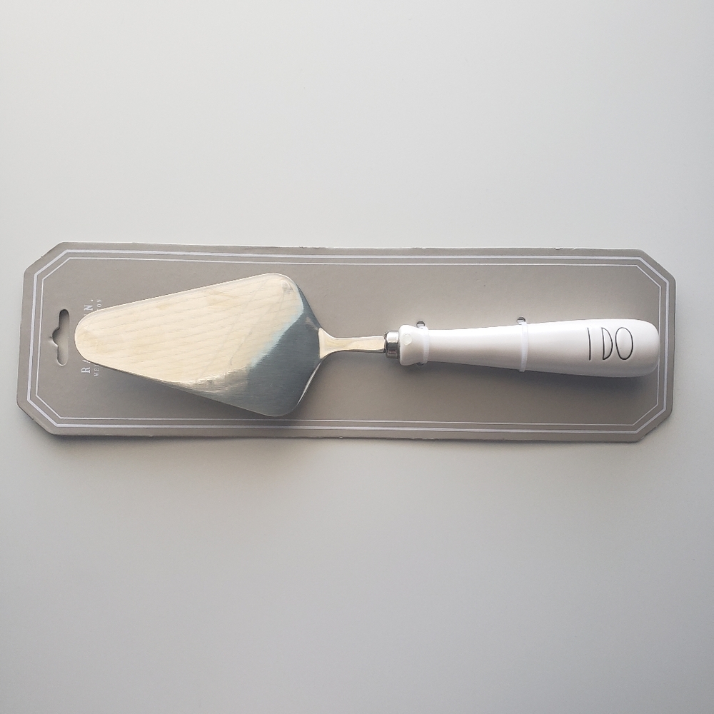 Rae Dunn - Cake Server  I DO